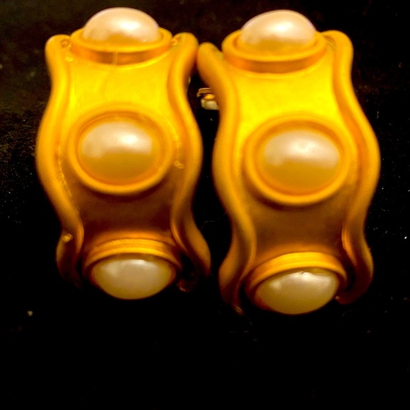 Vintage clip on with matte gold finish - ex condition - Picture 2 of 4